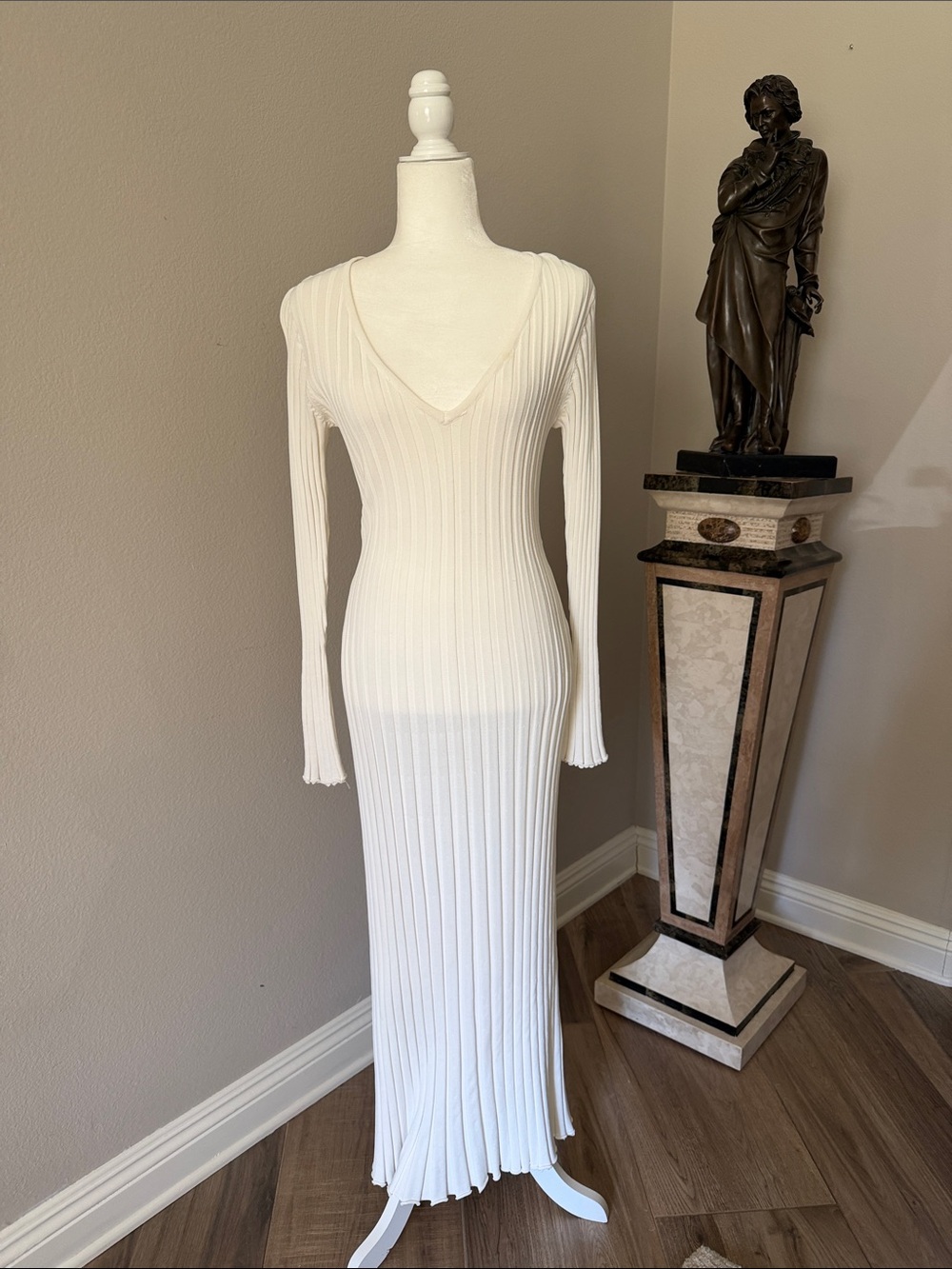 DISSH White Ribbed V-Neck Long Sleeve Maxi Dress